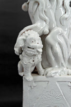 将图片加载到图库查看器,Paire d'Importants Lions Gardiens / Chiens Fo / Shizi, Céramique à émail blanc craquelé, Chine, Dynastie Qing, XIXe