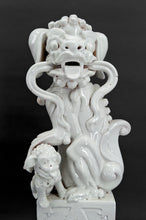 将图片加载到图库查看器,Paire d'Importants Lions Gardiens / Chiens Fo / Shizi, Céramique à émail blanc craquelé, Chine, Dynastie Qing, XIXe