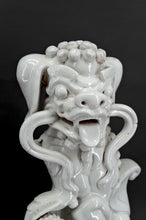 将图片加载到图库查看器,Paire d'Importants Lions Gardiens / Chiens Fo / Shizi, Céramique à émail blanc craquelé, Chine, Dynastie Qing, XIXe