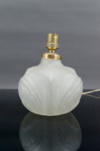 将图片加载到图库查看器,Petite lampe en verre pressé-moulé Art Déco, France, circa 1925