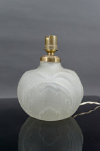 将图片加载到图库查看器,Petite lampe en verre pressé-moulé Art Déco, France, circa 1925