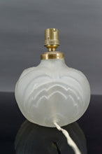将图片加载到图库查看器,Petite lampe en verre pressé-moulé Art Déco, France, circa 1925