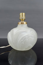 将图片加载到图库查看器,Petite lampe en verre pressé-moulé Art Déco, France, circa 1925