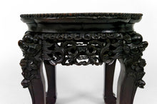 将图片加载到图库查看器,Sellette basse / table d'appoint Asiatique en bois sculpté de Démons, plateau en marbre, Indochine, Circa 1880