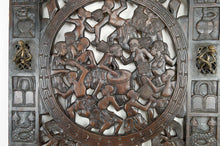 将图片加载到图库查看器,Porte africaine en bois sculpté et bronze de chef de village bamoun, Cameroun, début XXe