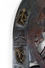 将图片加载到图库查看器,Porte africaine en bois sculpté et bronze de chef de village bamoun, Cameroun, début XXe
