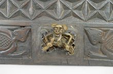 将图片加载到图库查看器,Porte africaine en bois sculpté et bronze de chef de village bamoun, Cameroun, début XXe