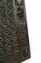 将图片加载到图库查看器,Porte africaine en bois sculpté et bronze de chef de village bamoun, Cameroun, début XXe
