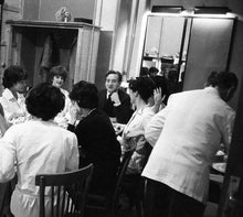 将图片加载到图库查看器,Miroir triptyque gainé de cuir provenant des Ateliers de Coco Chanel, Art Deco, France, Circa 1930