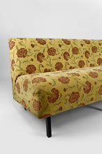 Charger l'image dans la galerie, Banquette à tissu floral jaune et rouge, France, circa 1960