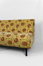 Charger l'image dans la galerie, Banquette à tissu floral jaune et rouge, France, circa 1960