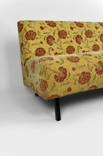 Charger l'image dans la galerie, Banquette à tissu floral jaune et rouge, France, circa 1960