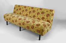 Charger l'image dans la galerie, Banquette à tissu floral jaune et rouge, France, circa 1960