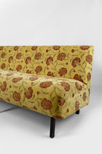 Charger l'image dans la galerie, Banquette à tissu floral jaune et rouge, France, circa 1960