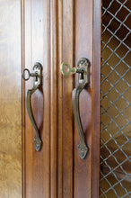 将图片加载到图库查看器,Bibliothèque / vitrine Art Déco en noyer sculpté, France, circa 1925