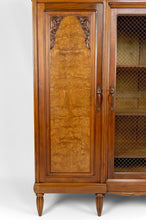 将图片加载到图库查看器,Bibliothèque / vitrine Art Déco en noyer sculpté, France, circa 1925