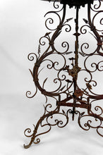 将图片加载到图库查看器,Guéridon / table d'appoint en fer forgé et plateau en marbre, Venise, Italie, XVIIe