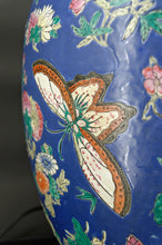 将图片加载到图库查看器,Importante lampe chinoise en céramique bleue aux papillons, Quing Thongzhi, Chine, Circa 1865