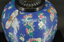 将图片加载到图库查看器,Importante lampe chinoise en céramique bleue aux papillons, Quing Thongzhi, Chine, Circa 1865