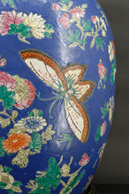 将图片加载到图库查看器,Importante lampe chinoise en céramique bleue aux papillons, Quing Thongzhi, Chine, Circa 1865