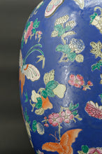 将图片加载到图库查看器,Importante lampe chinoise en céramique bleue aux papillons, Quing Thongzhi, Chine, Circa 1865