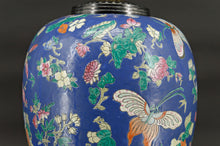 将图片加载到图库查看器,Importante lampe chinoise en céramique bleue aux papillons, Quing Thongzhi, Chine, Circa 1865