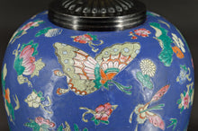 将图片加载到图库查看器,Importante lampe chinoise en céramique bleue aux papillons, Quing Thongzhi, Chine, Circa 1865