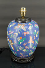 将图片加载到图库查看器,Importante lampe chinoise en céramique bleue aux papillons, Quing Thongzhi, Chine, Circa 1865