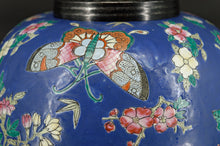 将图片加载到图库查看器,Importante lampe chinoise en céramique bleue aux papillons, Quing Thongzhi, Chine, Circa 1865