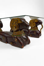 将图片加载到图库查看器,Table basse aux béliers en bois sculpté, Hollywood Regency, vers 1970