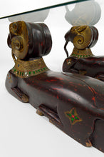 将图片加载到图库查看器,Table basse aux béliers en bois sculpté, Hollywood Regency, vers 1970