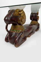 将图片加载到图库查看器,Table basse aux béliers en bois sculpté, Hollywood Regency, vers 1970