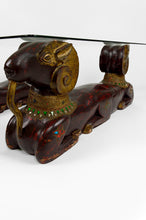 将图片加载到图库查看器,Table basse aux béliers en bois sculpté, Hollywood Regency, vers 1970