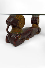 将图片加载到图库查看器,Table basse aux béliers en bois sculpté, Hollywood Regency, vers 1970