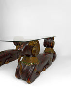 将图片加载到图库查看器,Table basse aux béliers en bois sculpté, Hollywood Regency, vers 1970