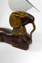 将图片加载到图库查看器,Table basse aux béliers en bois sculpté, Hollywood Regency, vers 1970