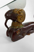 将图片加载到图库查看器,Table basse aux béliers en bois sculpté, Hollywood Regency, vers 1970