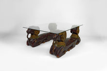 将图片加载到图库查看器,Table basse aux béliers en bois sculpté, Hollywood Regency, vers 1970