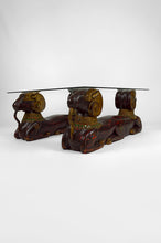 将图片加载到图库查看器,Table basse aux béliers en bois sculpté, Hollywood Regency, vers 1970