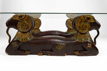 将图片加载到图库查看器,Table basse aux béliers en bois sculpté, Hollywood Regency, vers 1970