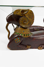 将图片加载到图库查看器,Table basse aux béliers en bois sculpté, Hollywood Regency, vers 1970