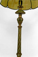 将图片加载到图库查看器,Lampadaire en bois sculpté doré et abat-jour en verre nacré, Art Déco, France, Circa 1920