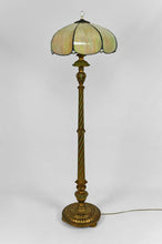 将图片加载到图库查看器,Lampadaire en bois sculpté doré et abat-jour en verre nacré, Art Déco, France, Circa 1920