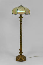 将图片加载到图库查看器,Lampadaire en bois sculpté doré et abat-jour en verre nacré, Art Déco, France, Circa 1920