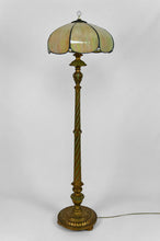 将图片加载到图库查看器,Lampadaire en bois sculpté doré et abat-jour en verre nacré, Art Déco, France, Circa 1920