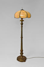 将图片加载到图库查看器,Lampadaire en bois sculpté doré et abat-jour en verre nacré, Art Déco, France, Circa 1920