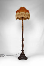 将图片加载到图库查看器,Lampadaire asiatique en bois sculpté, Indochine, circa 1900