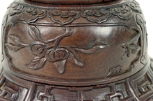 将图片加载到图库查看器,Lampadaire asiatique en bois sculpté, Indochine, circa 1900