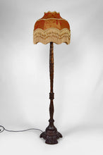 将图片加载到图库查看器,Lampadaire asiatique en bois sculpté, Indochine, circa 1900