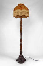 将图片加载到图库查看器,Lampadaire asiatique en bois sculpté, Indochine, circa 1900
